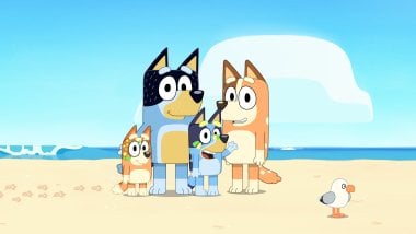 Familia Bluey en la playa Fondo de pantalla