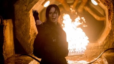 Katniss lanzando una flecha Fondo de pantalla