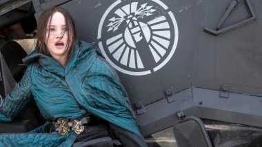 Katniss escondiéndose en Sinsajo Fondo de pantalla