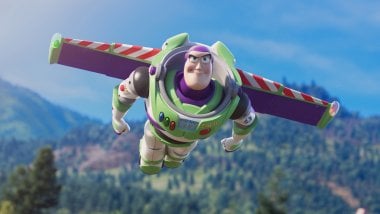 Buzz Lightyear volando en Toy Story 4 Fondo de pantalla