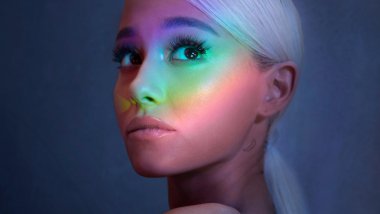 Cara de Ariana Grande con colores Fondo de pantalla