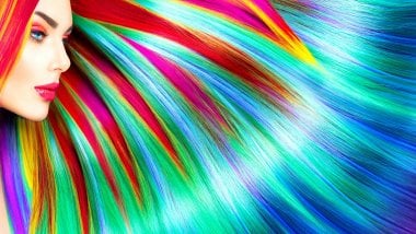 Mujer con cabello de colores del arcoiris Fondo de pantalla
