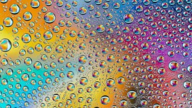 Gotas de agua con colores del arcoiris Fondo de pantalla