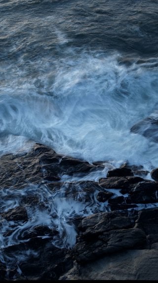Waves tossing rocks Wallpaper