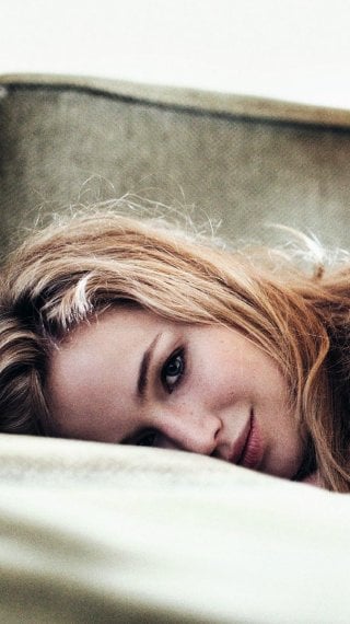 Jennifer Lawrence en una cama Fondo de pantalla