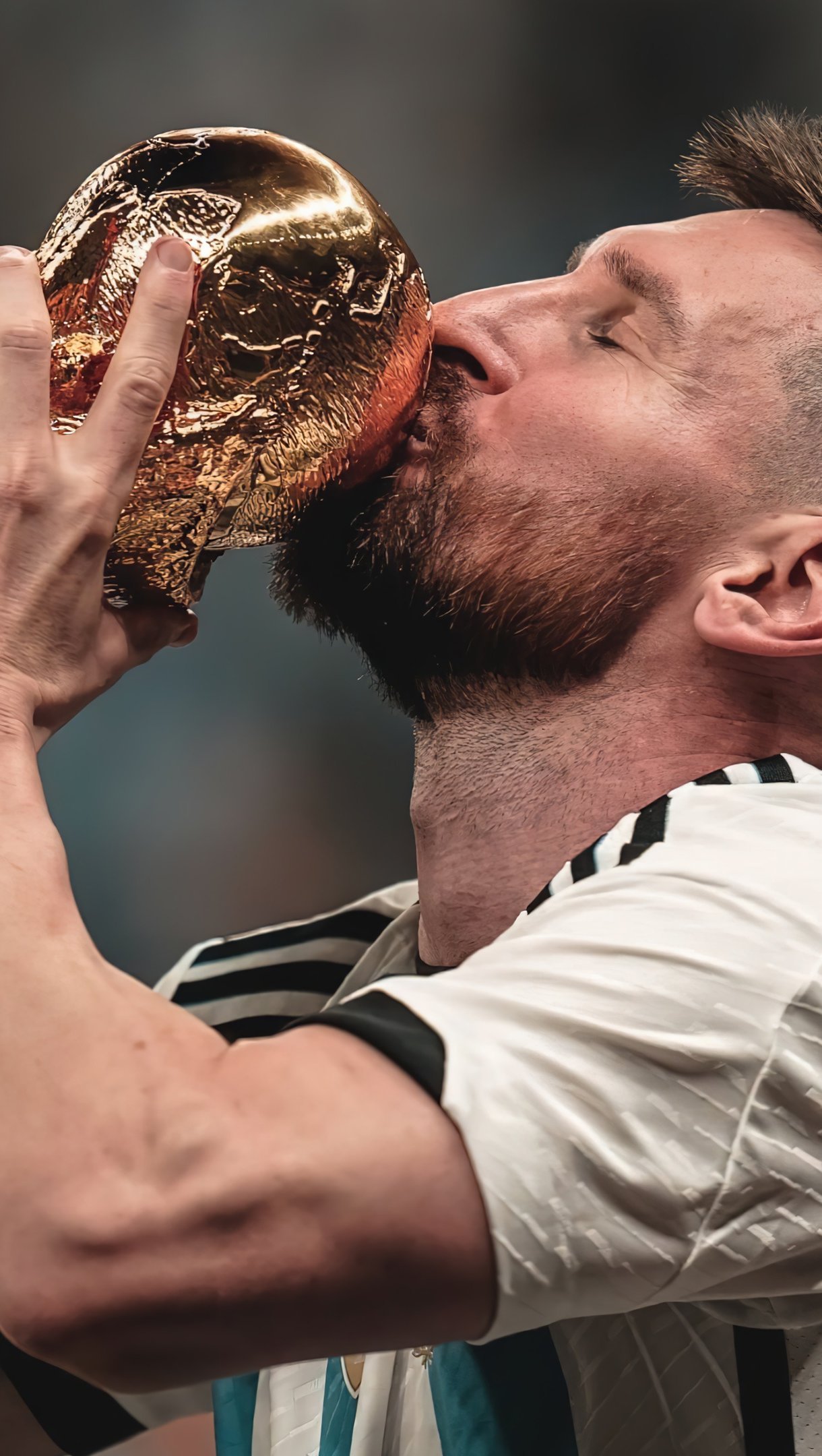 Không thể bỏ lỡ bức ảnh Messi cầm trên tay chiếc cúp vàng World Cup, giúp người xem tận hưởng cảm giác khát khao chiến thắng của một ngôi sao đích thực.
