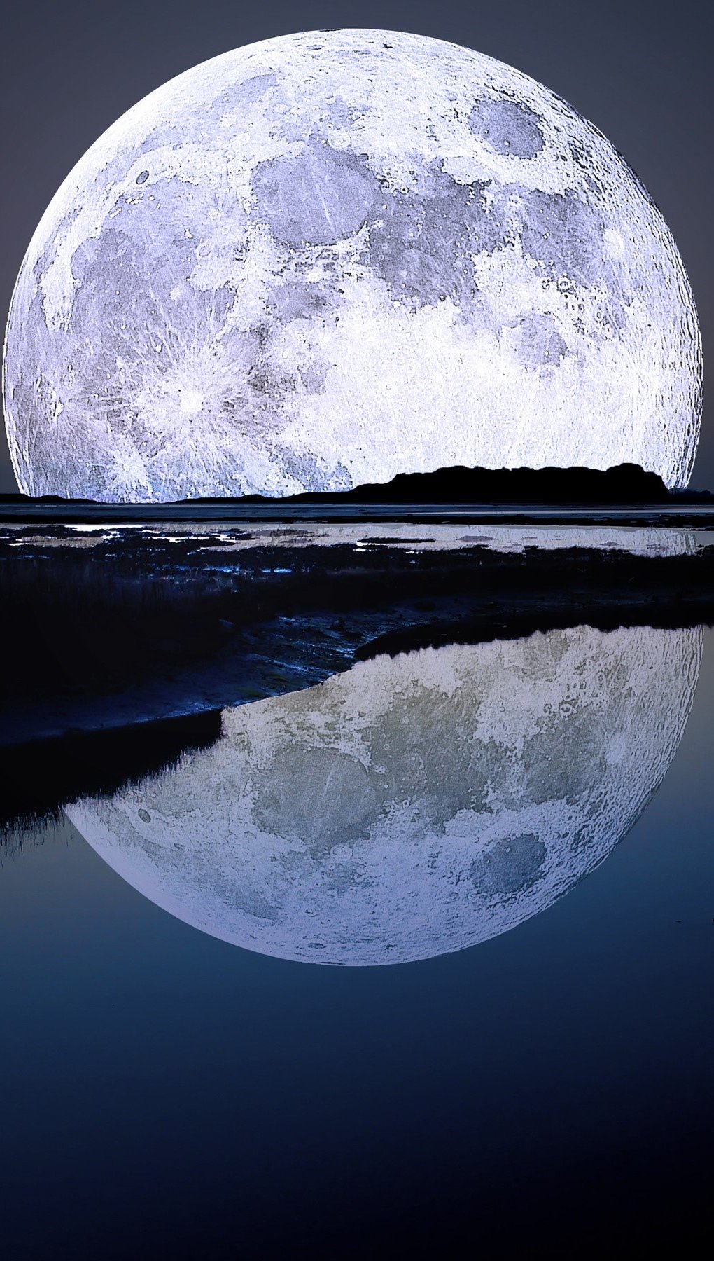 Luna llena en un lago Fondo de pantalla ID:581